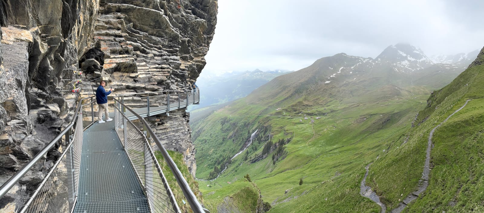 A passarela suspensa First Cliff Walk presa ao paredão de rocha em Grindelwald-First, sobre o vale alpino