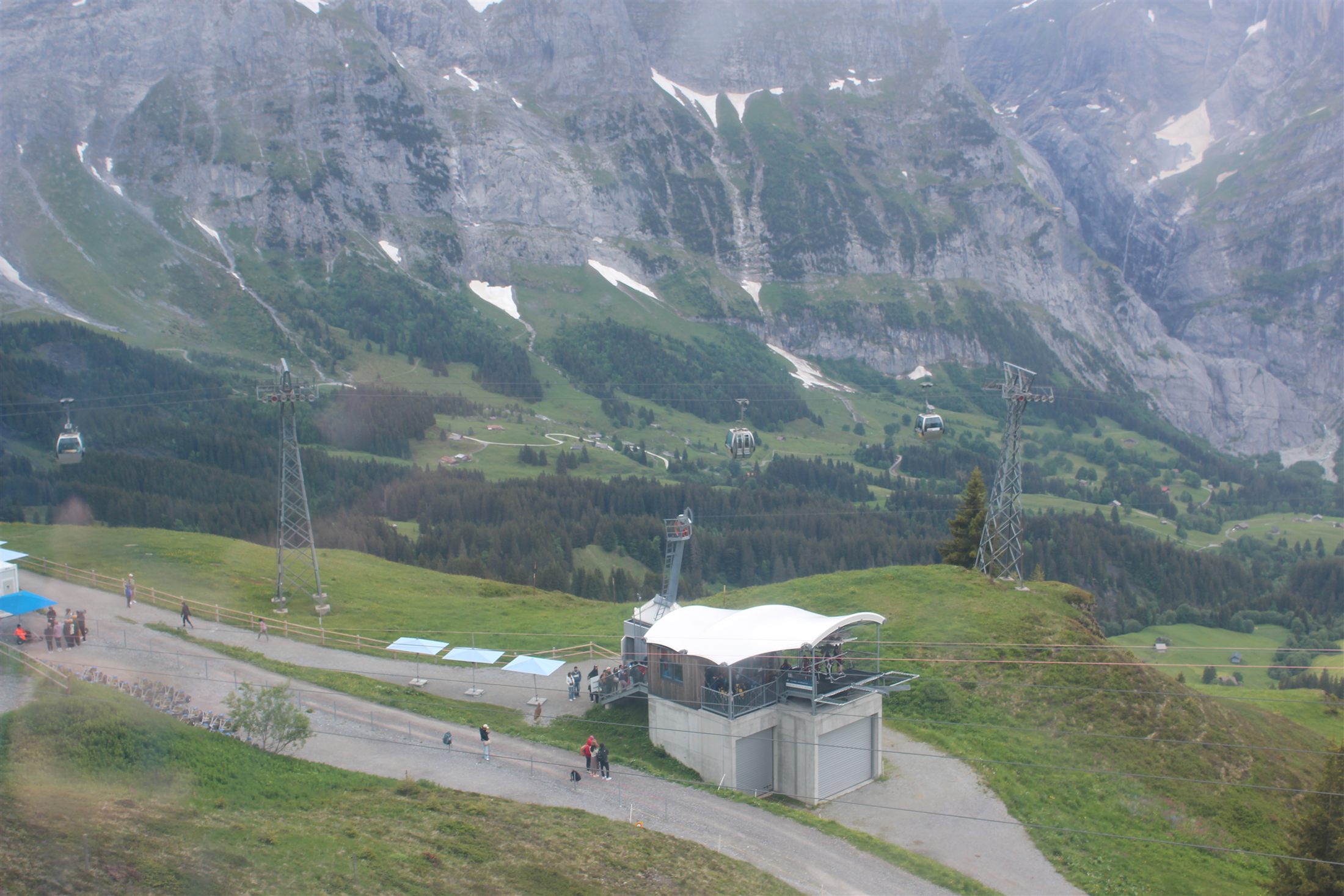 Plataforma do First Cliff Walk suspensa sobre o abismo, com o Wetterhorn ao fundo, em Grindelwald