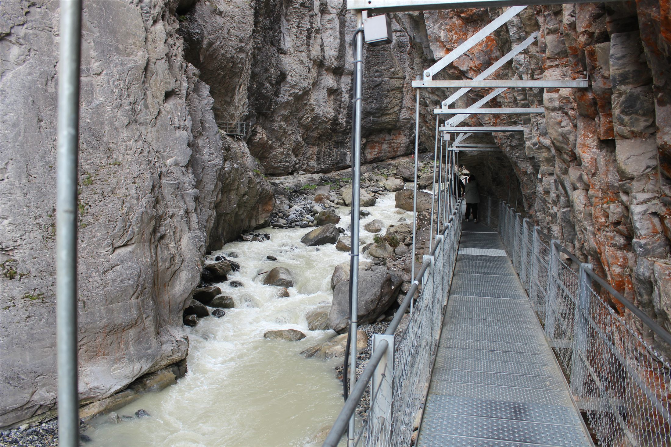 Passarela dentro do Canyon do Glaciar de Grindelwald (Gletscherschlucht), com paredes de rocha de 300 metros