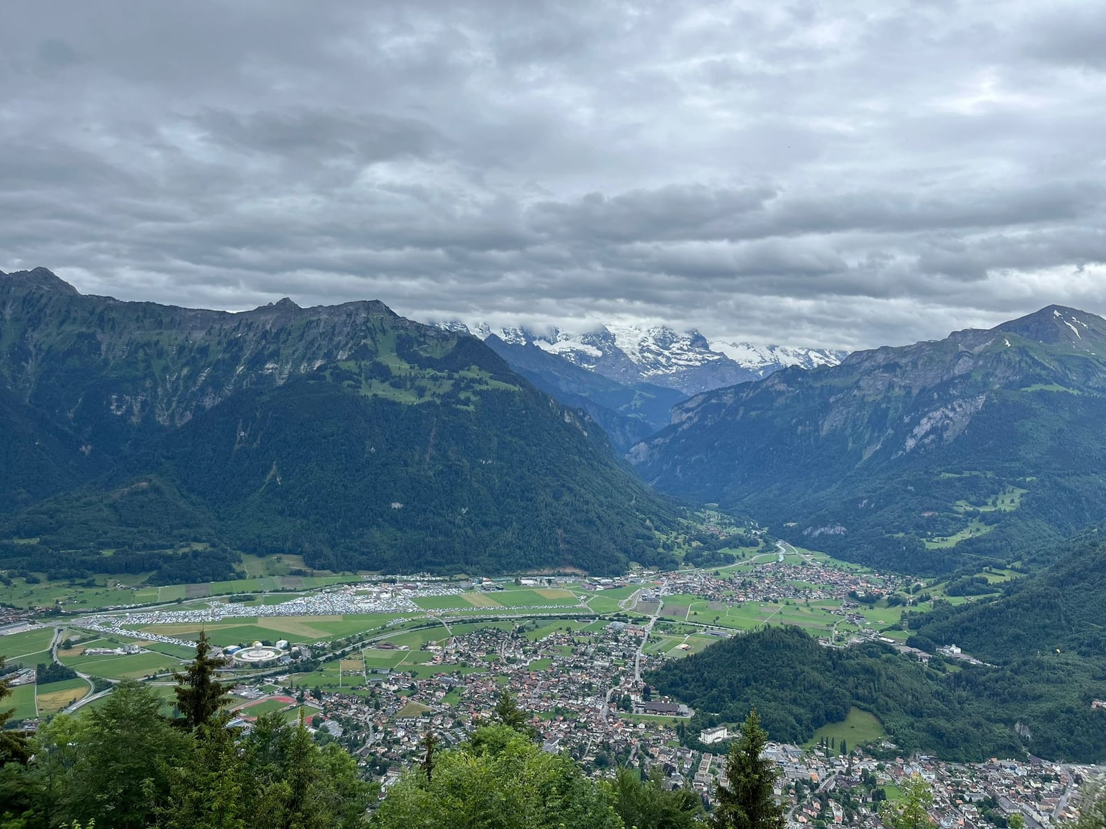 Interlaken vista do alto do Harder Kulm: a cidade sobre a planicie do Bodeli, o vale da Lutschine e o macico nevado da Jungfrau ao fundo