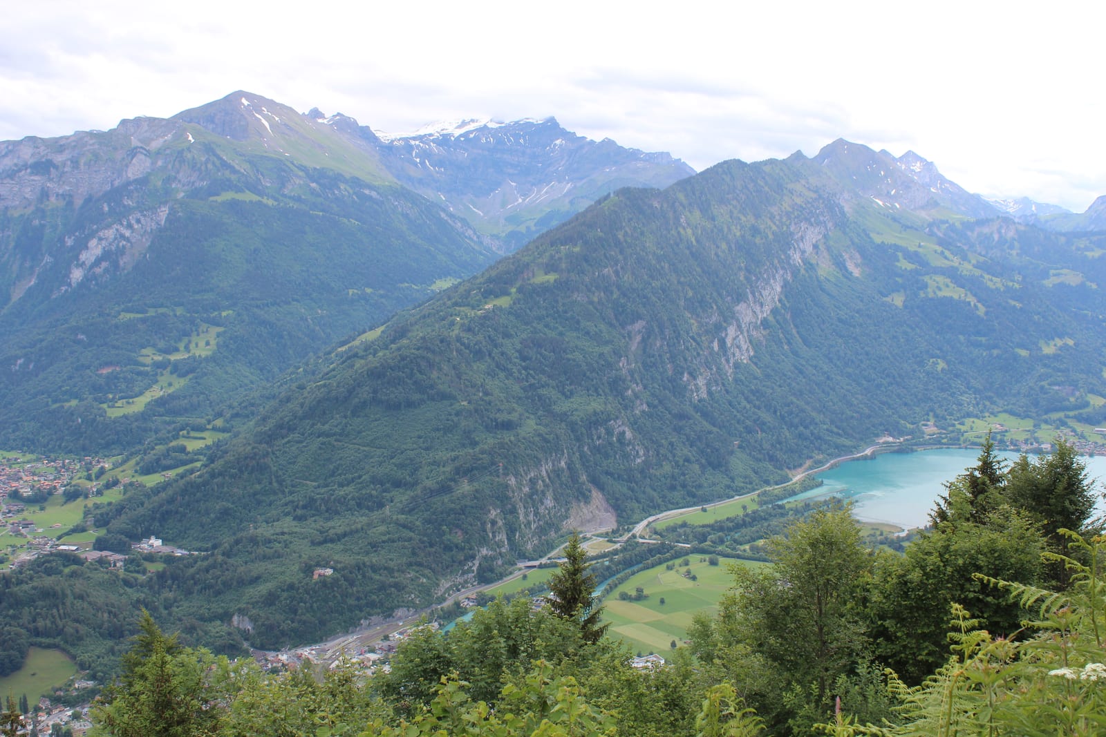 Vista do alto do Harder Kulm sobre o vale de Interlaken e o Lago de Brienz, entre os Alpes berneses