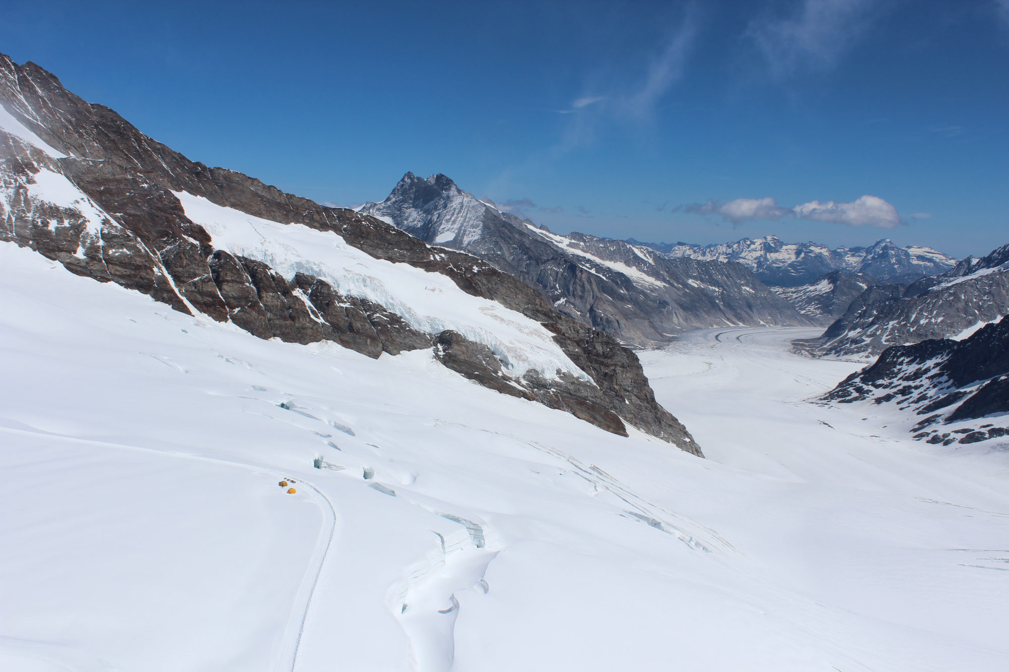 Paisagem de neve e gelo no Jungfraujoch, a 3.454 metros, com o glaciar Aletsch ao fundo