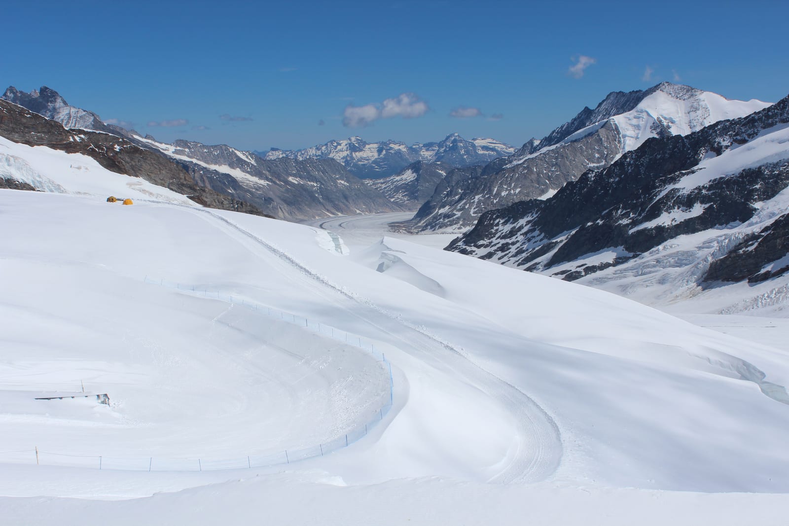 Paisagem de neve no Jungfraujoch, a 3.454 m, com o glaciar Aletsch ao fundo