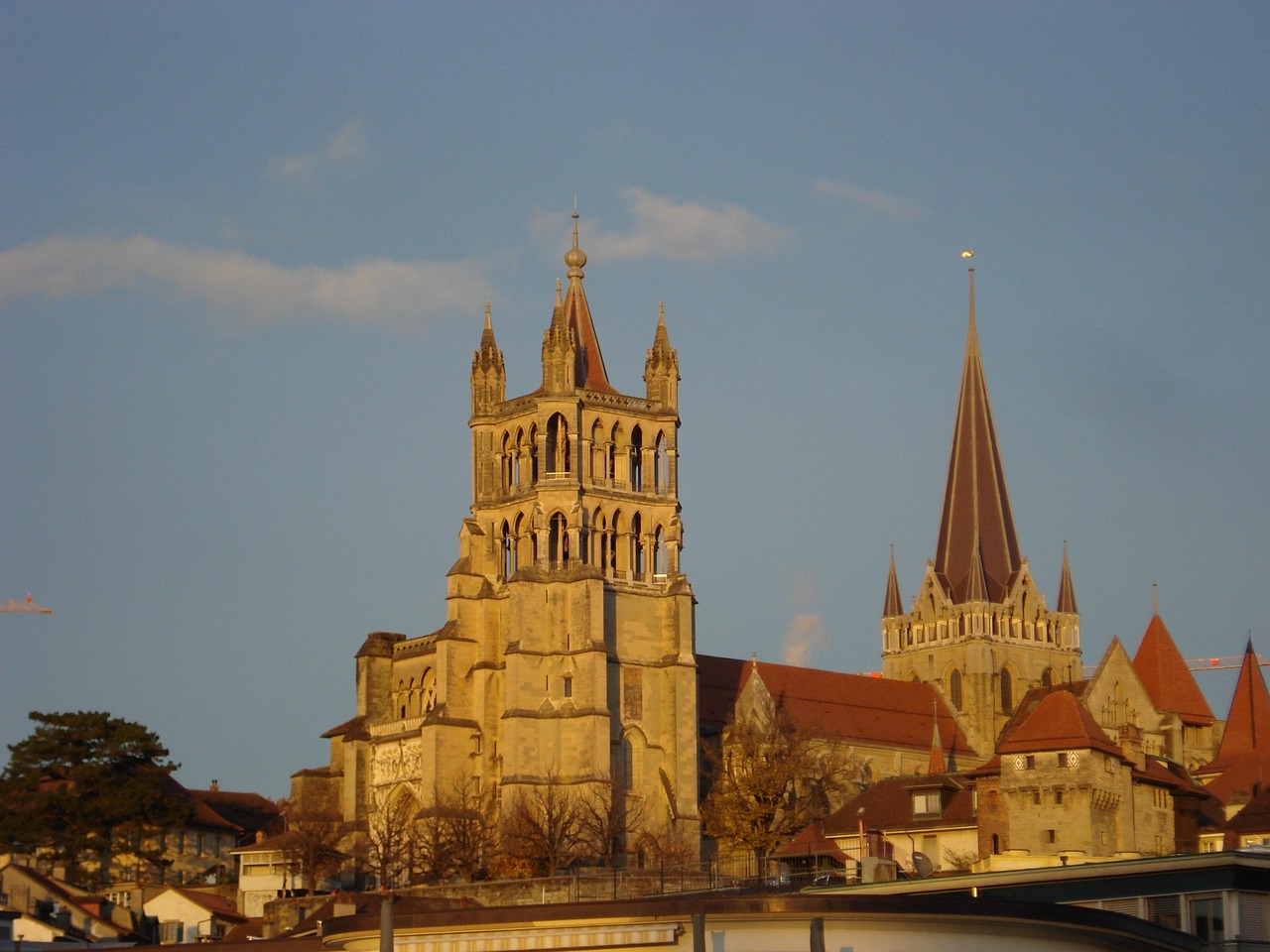 Catedral de Notre-Dame de Lausanne vista dos telhados da Cidade Velha, Suíça
