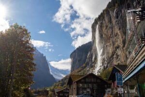 Vista do Vale de Lauterbrunnen com a Staubbachfall de 297 metros descendo a falésia sobre o vilarejo, no Oberland Bernês