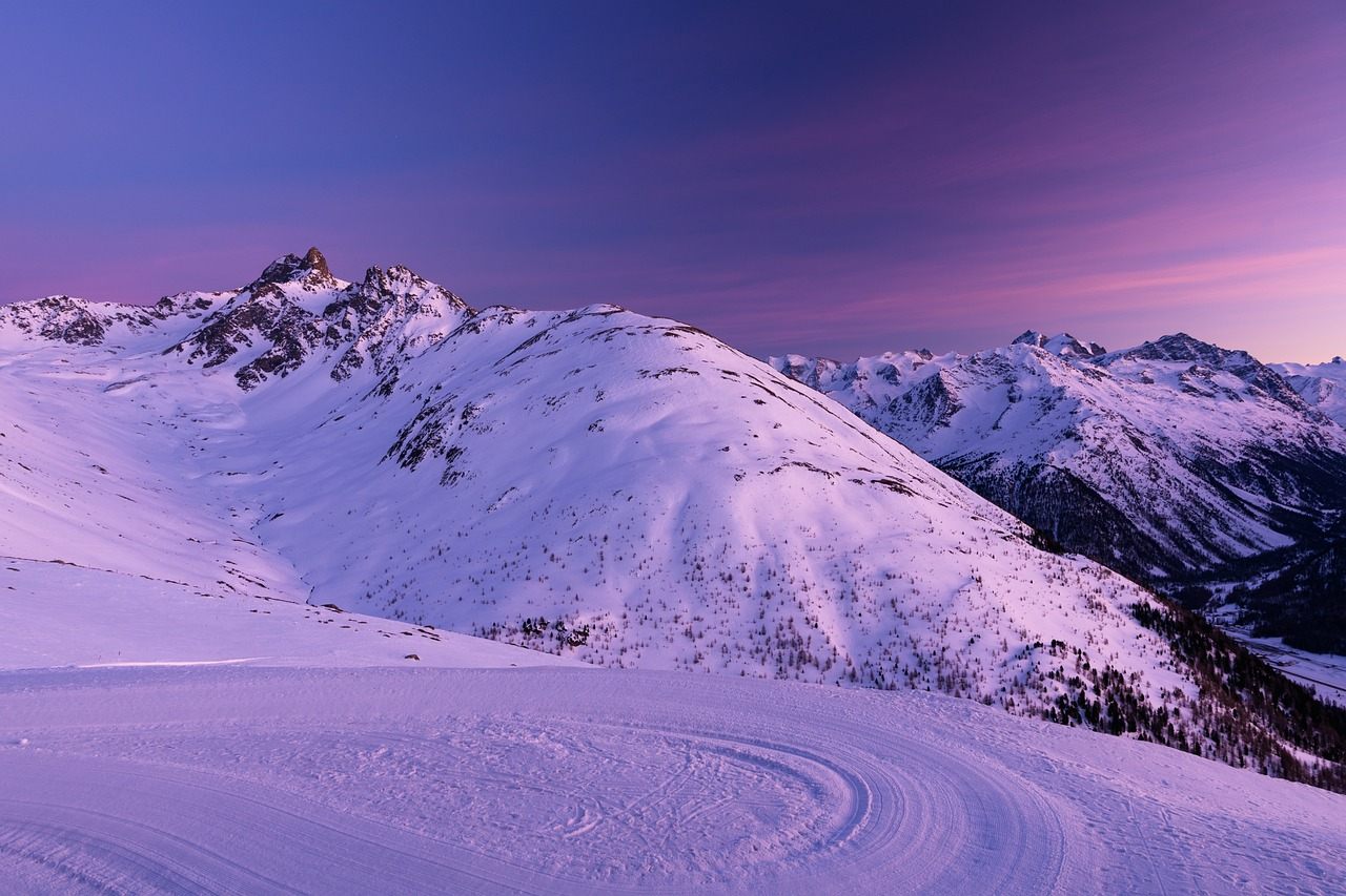A paisagem nevada da Alta Engadina ao entardecer, vista do mirante de Muottas Muragl