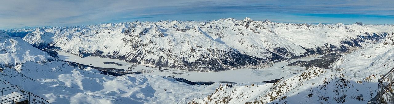 Os quatro lagos da Alta Engadina (Sils, Silvaplana, Champfèr e St. Moritz) alinhados no vale nevado, vistos do alto
