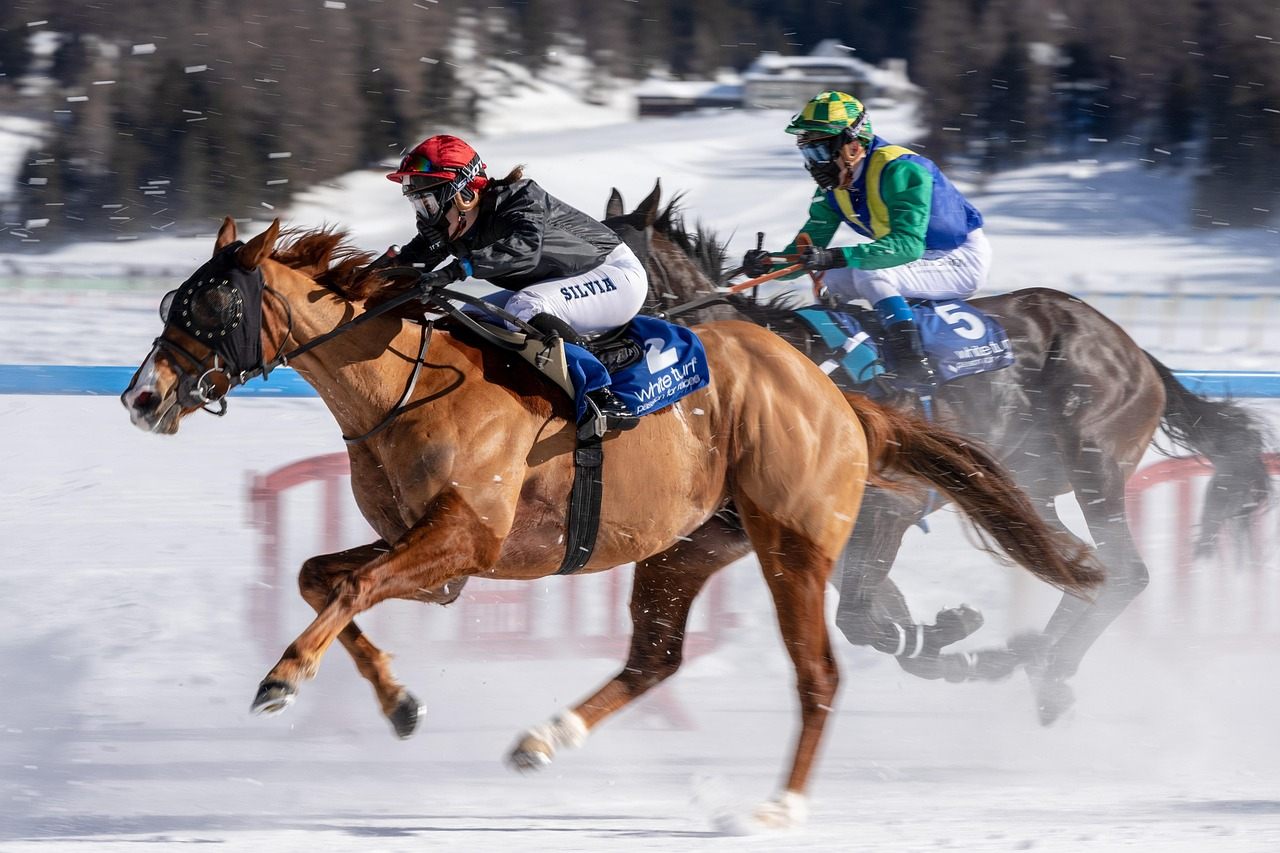 Corrida de cavalos White Turf no lago congelado de St. Moritz em fevereiro, com montanhas ao fundo