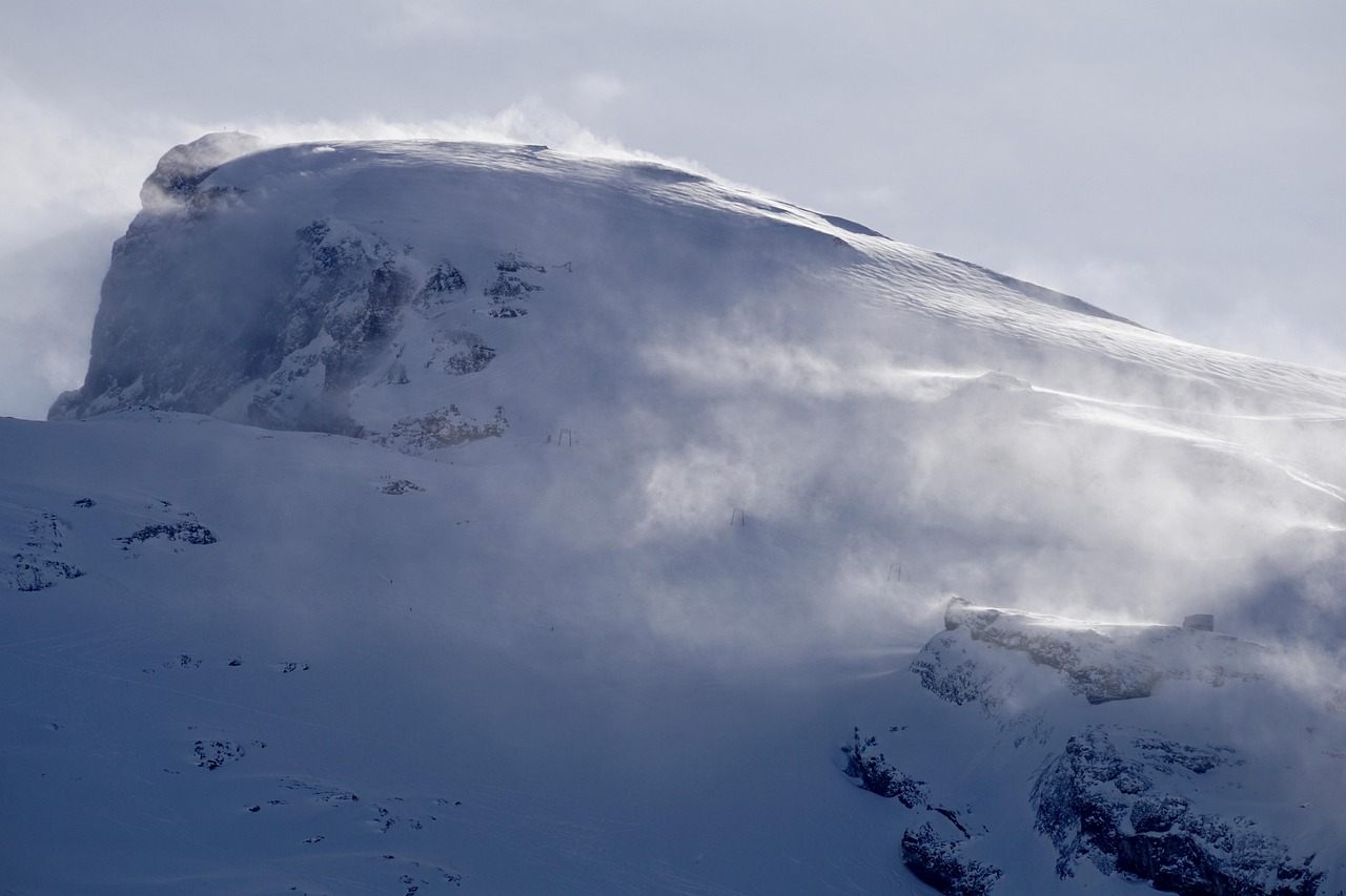 Neve sobre a geleira do Monte Titlis no alto do cume, com o panorama dos Alpes Centrais