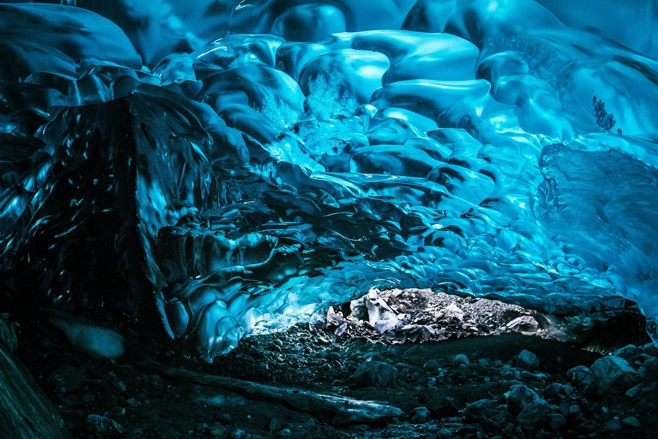 Gelo glaciar de tom azul-turquesa, semelhante ao da Gruta de Gelo escavada na geleira do Monte Titlis