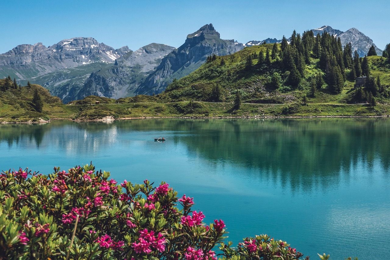 Lago Trübsee a 1.800 metros espelhando as montanhas ao redor, estação intermédia da subida ao Monte Titlis, Engelberg