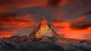 O Matterhorn ao entardecer, visto da região de Zermatt, na Suíça
