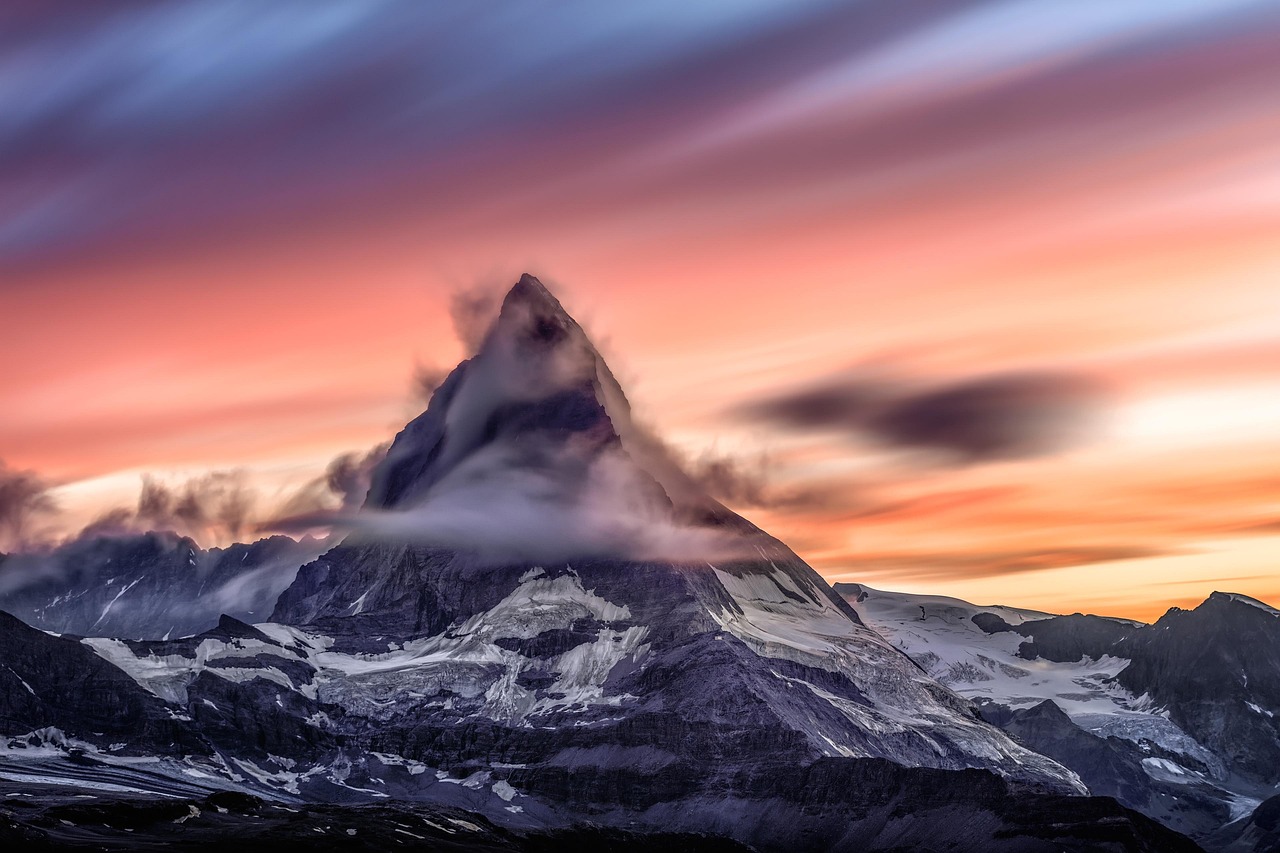 O Matterhorn parcialmente encoberto por nuvens, ao amanhecer