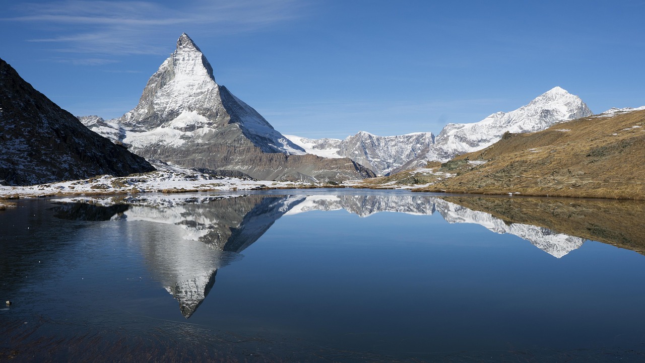 O Matterhorn refletido no lago Riffelsee, em Zermatt