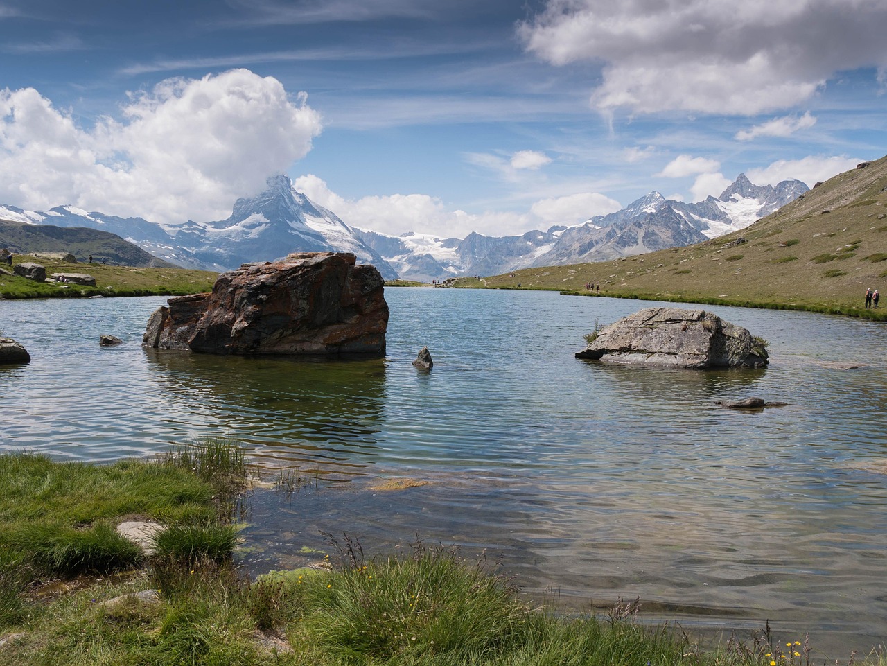 O Matterhorn refletido no lago Stellisee, em Zermatt