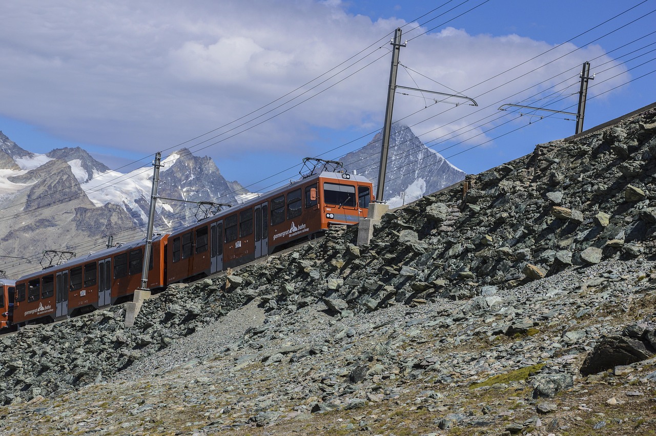 Trem de cremalheira do Gornergrat subindo entre as montanhas, acima de Zermatt