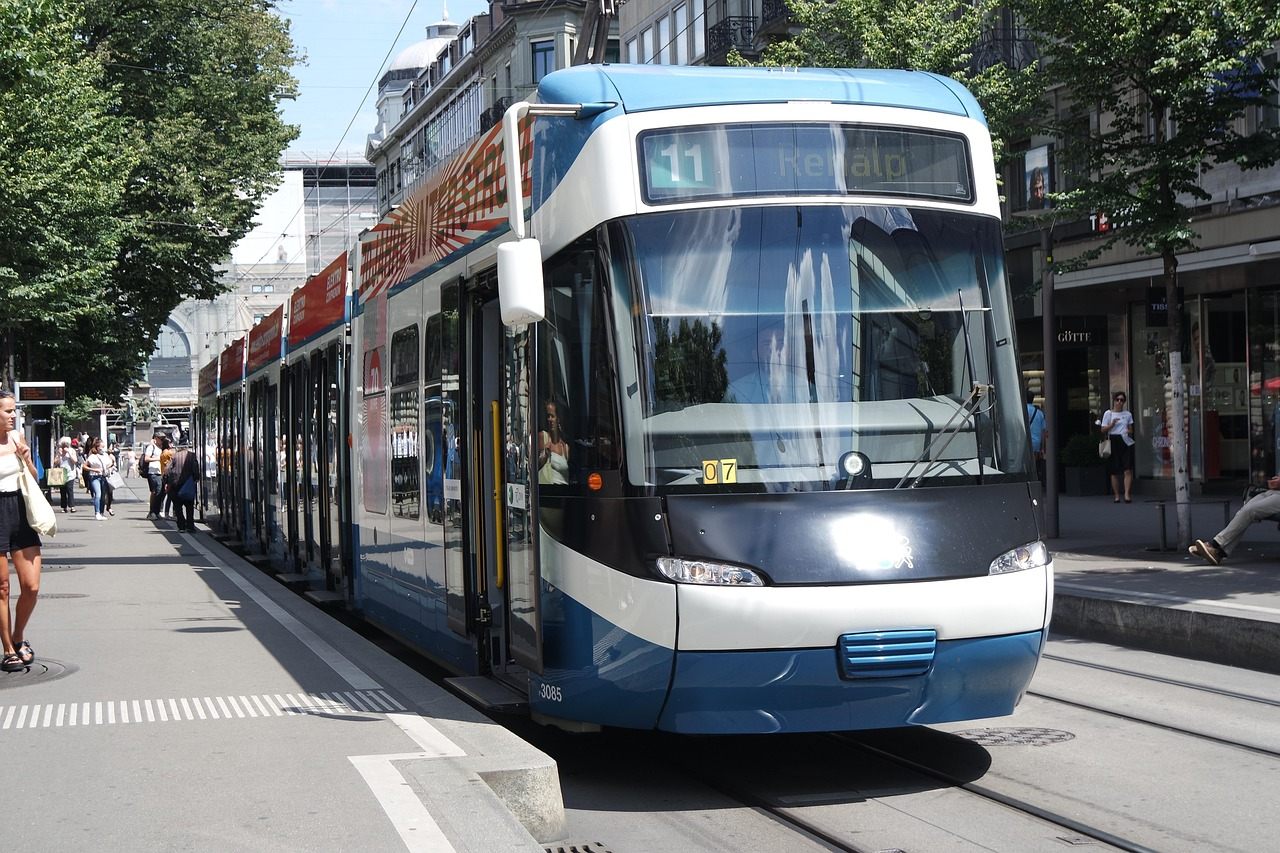 Bonde elétrico (tram) na Bahnhofstrasse, a principal avenida comercial de Zurique