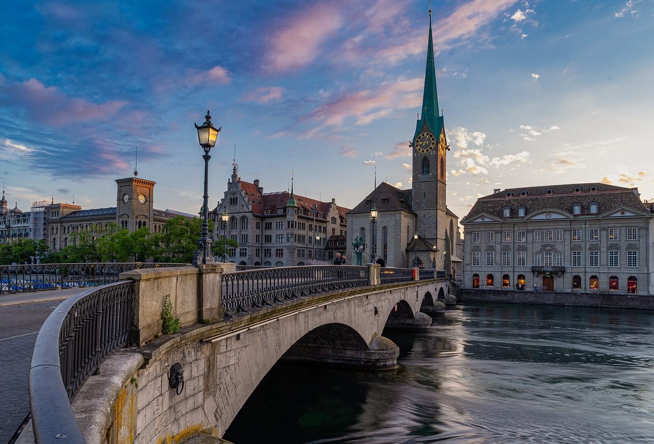A Fraumünster e a ponte Münsterbrücke sobre o rio Limmat, no centro histórico de Zurique