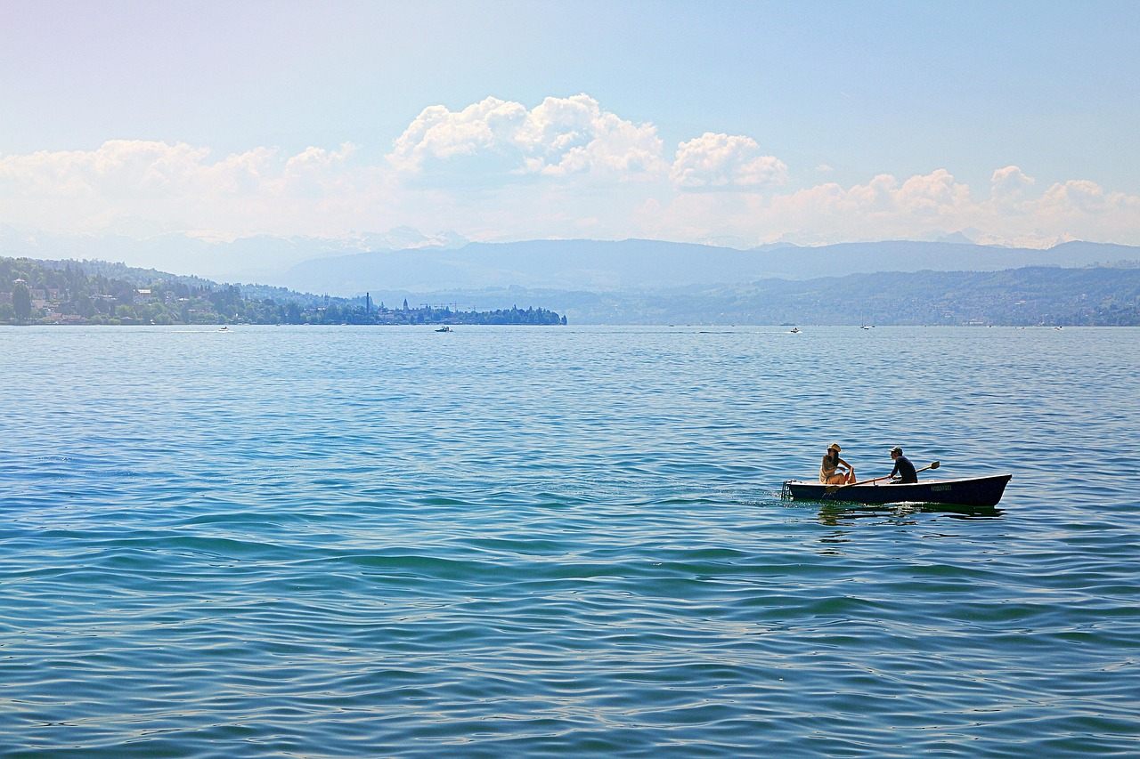 O Lago de Zurique (Zürichsee) com a silhueta dos Alpes nevados no horizonte, vista da orla de Zurique