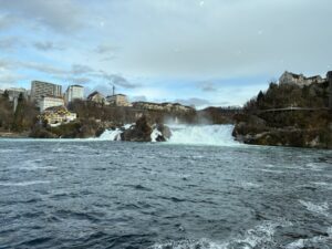 As Cataratas do Reno (Rheinfall), a maior cachoeira da Europa em volume, perto de Schaffhausen, vistas do rio