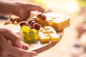 Tábua de queijos e frutas, base da mesa suíça