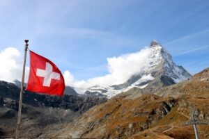 Bandeira da Suíça diante do Matterhorn