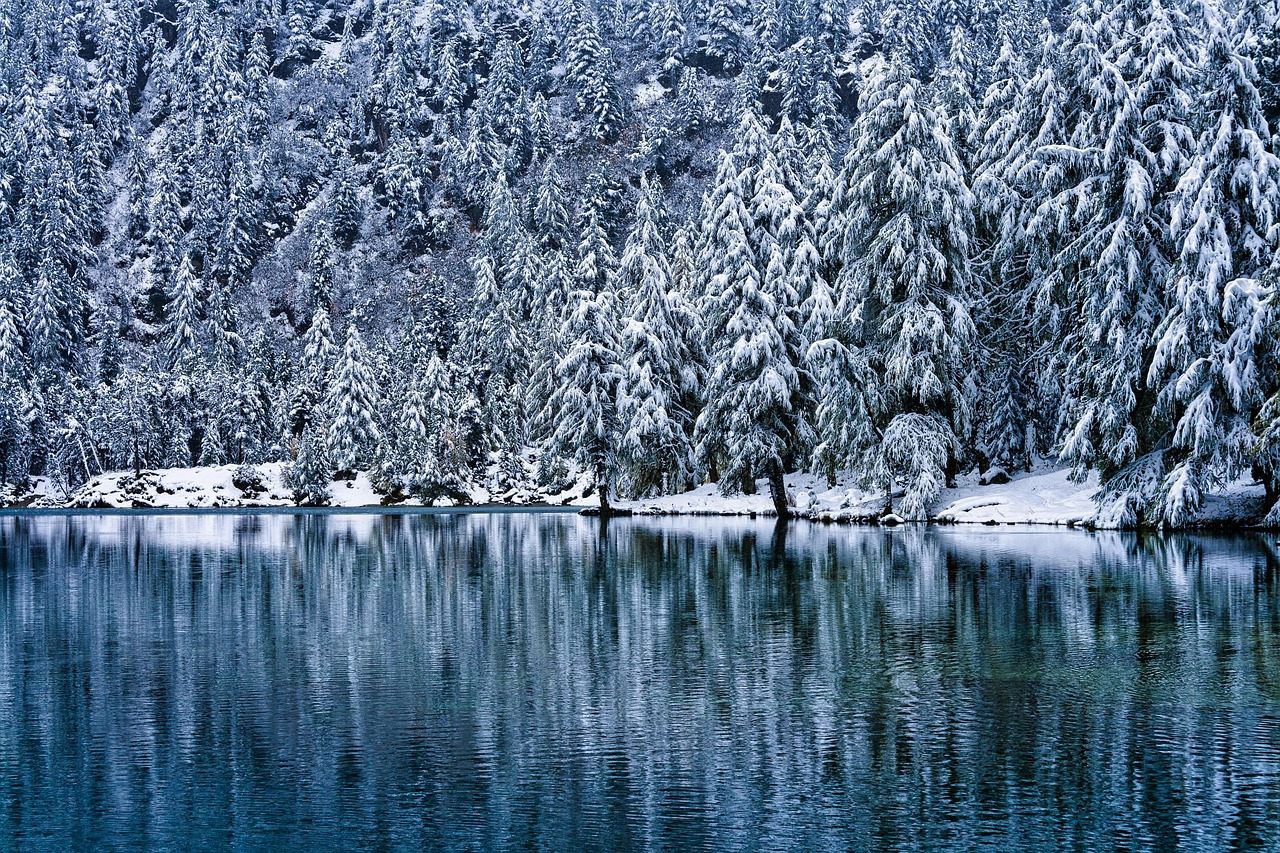 Lai da Palpuogna, lago alpino na linha do Albula da Ferrovia Rética, Patrimônio Mundial da UNESCO