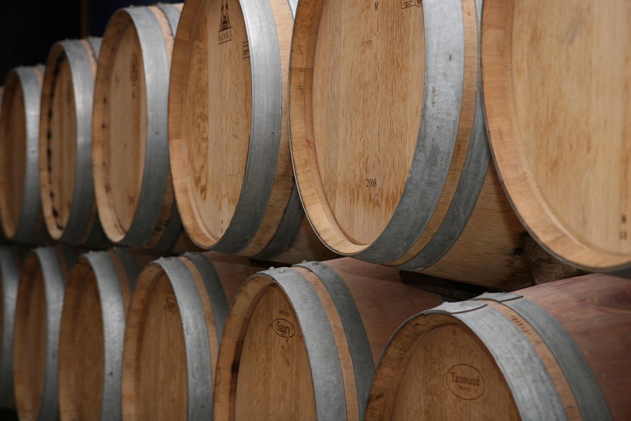 Barricas de carvalho em uma cave de vinhos