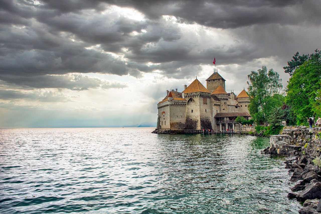 Château de Chillon visto da água do Lago Genebra, o castelo mais visitado da Suíça, cenário histórico para um pedido de casamento