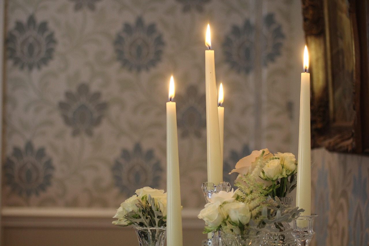 Detalhe íntimo de buquê de rosas brancas e velas no cenário do pedido de casamento na Suíça, discreto e de bom gosto