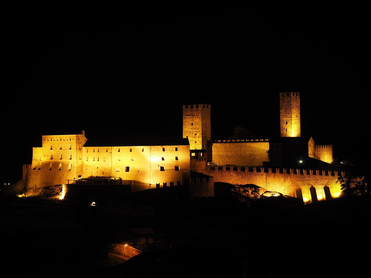 Castelgrande de Bellinzona iluminado à noite, o maior dos castelos Patrimônio Mundial da UNESCO, no Ticino
