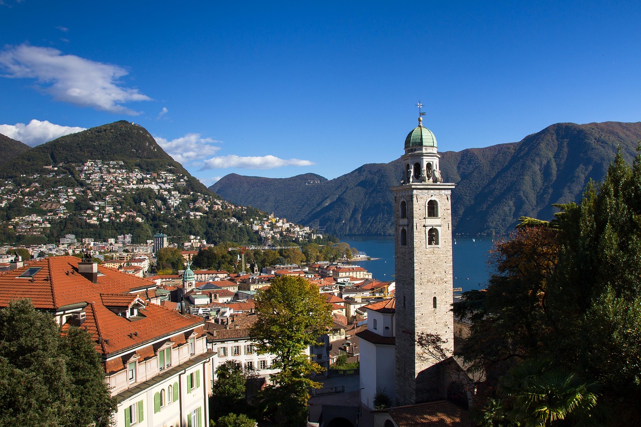 Lugano vista do alto, com a catedral de São Lourenço, os telhados da cidade velha e o Lago de Lugano ao fundo, no Ticino