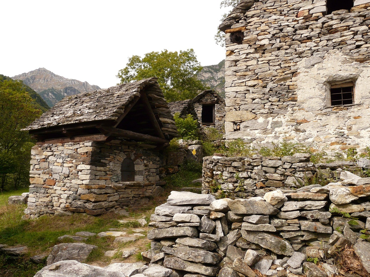 Rustici de pedra tradicionais no Vale Verzasca, no Ticino