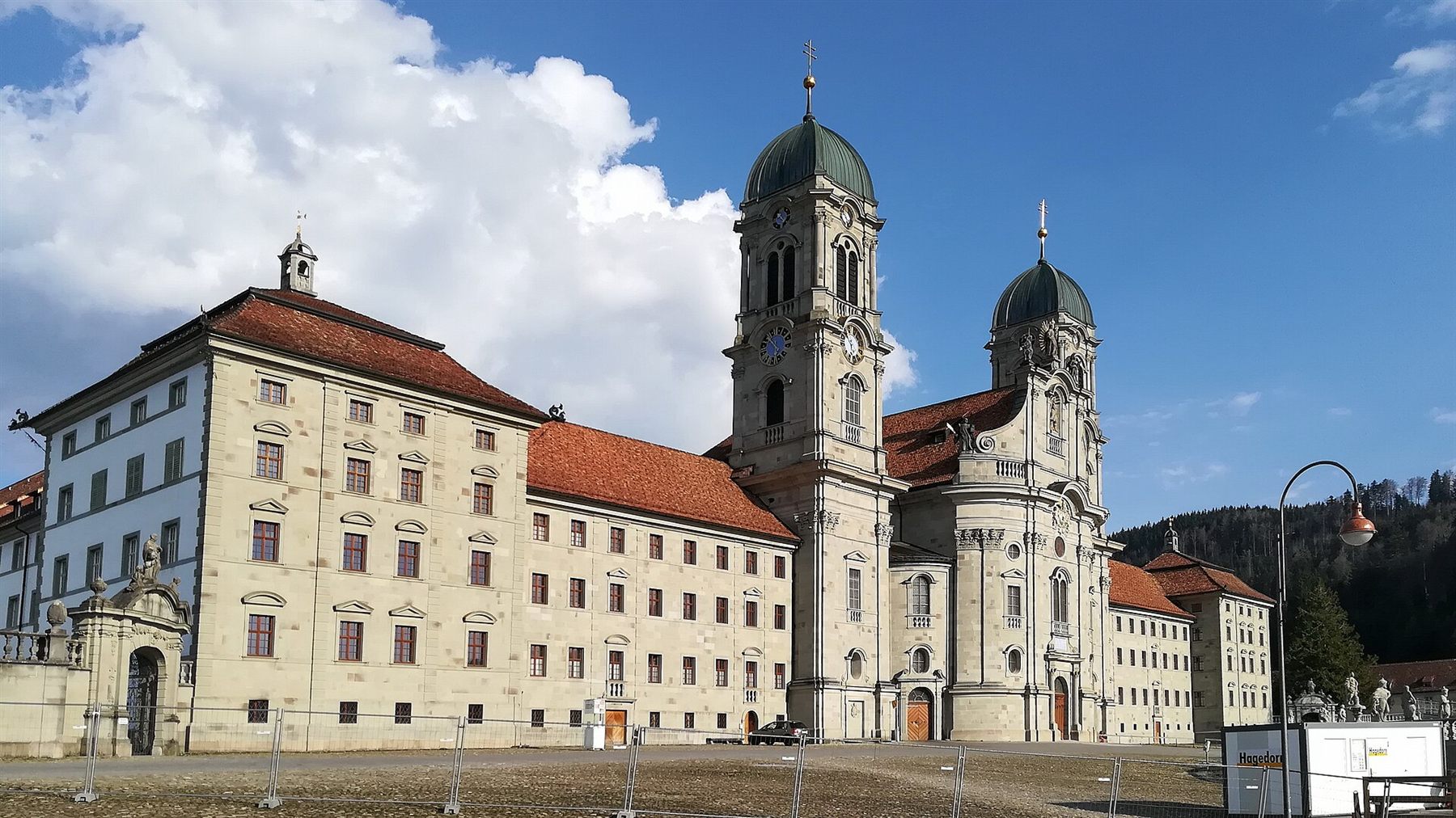 A abadia de Einsiedeln vista da Klosterplatz: a igreja de torres gêmeas e as alas brancas do mosteiro