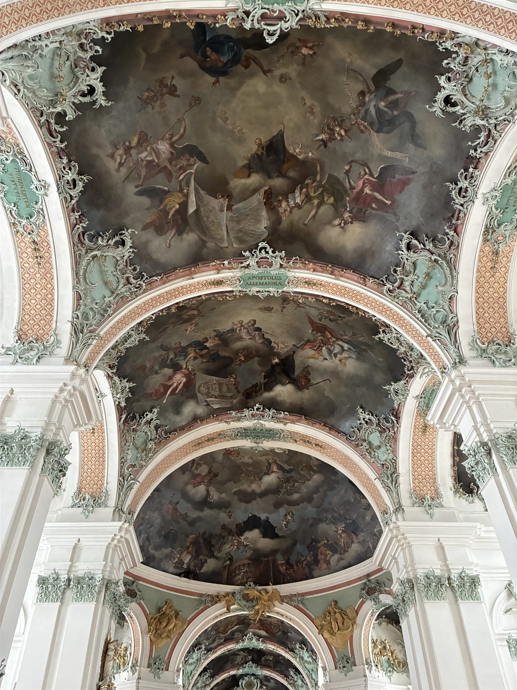 Teto abobadado da igreja abacial barroca de Einsiedeln, coberto de afrescos policromados