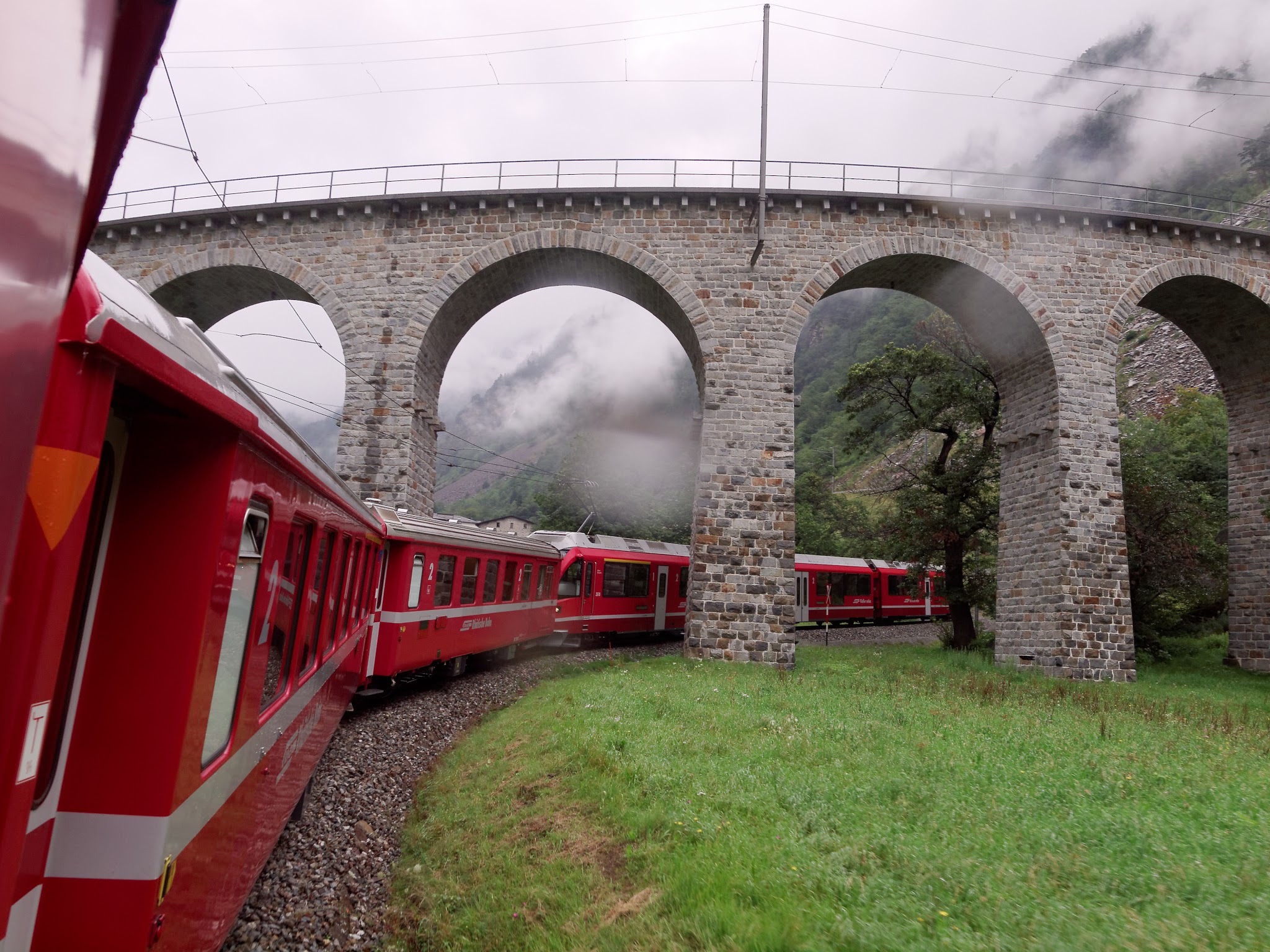 Bernina Express cruzando os Alpes de Graubünden na travessia panorâmica entre a Suíça e a Itália