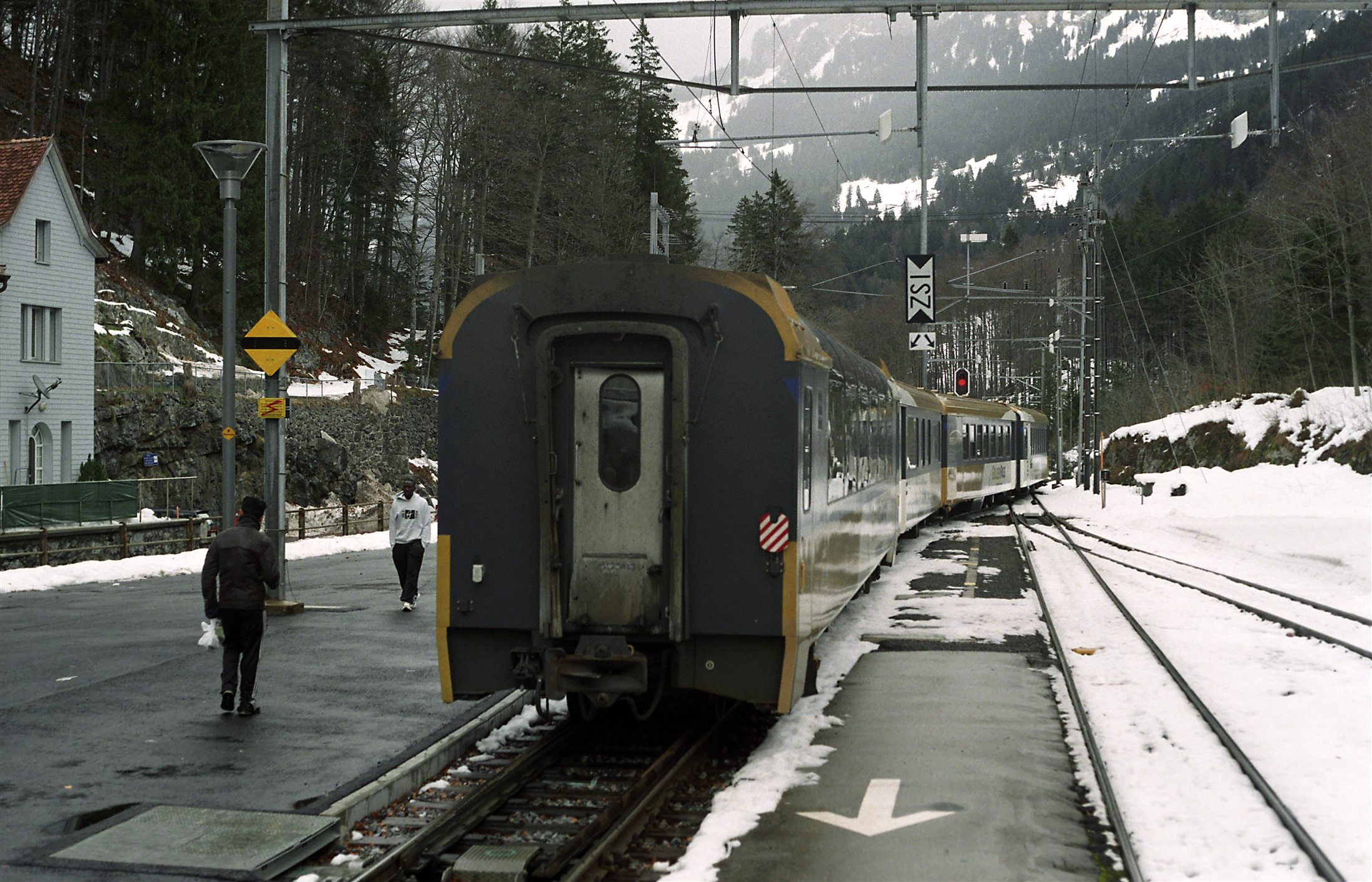 Trem da GoldenPass cruzando o passo do Brünig entre lagos alpinos, na saída de Lucerna rumo a Interlaken