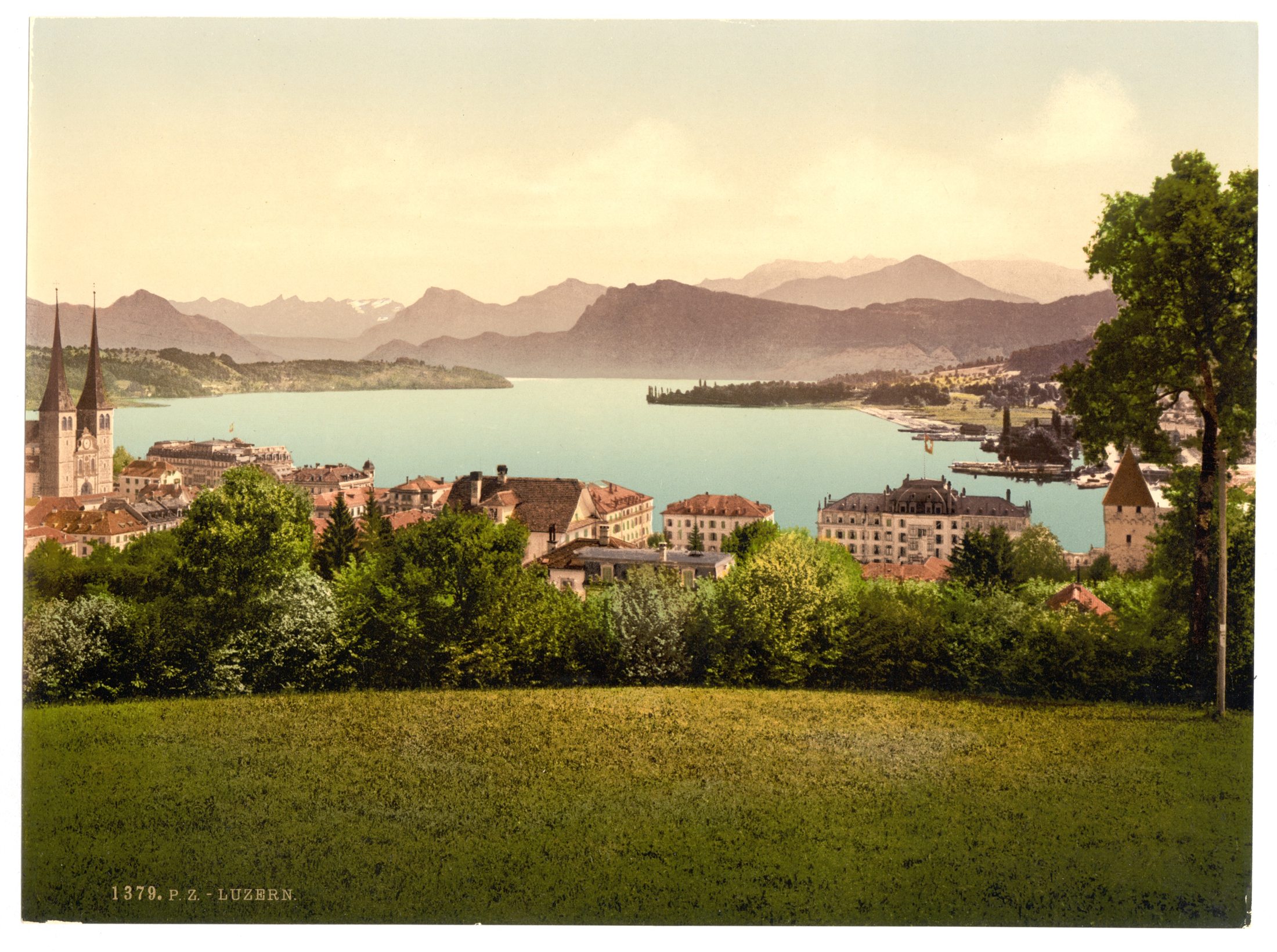 Panorama dos Alpes suíços sobre um grande lago ao entardecer