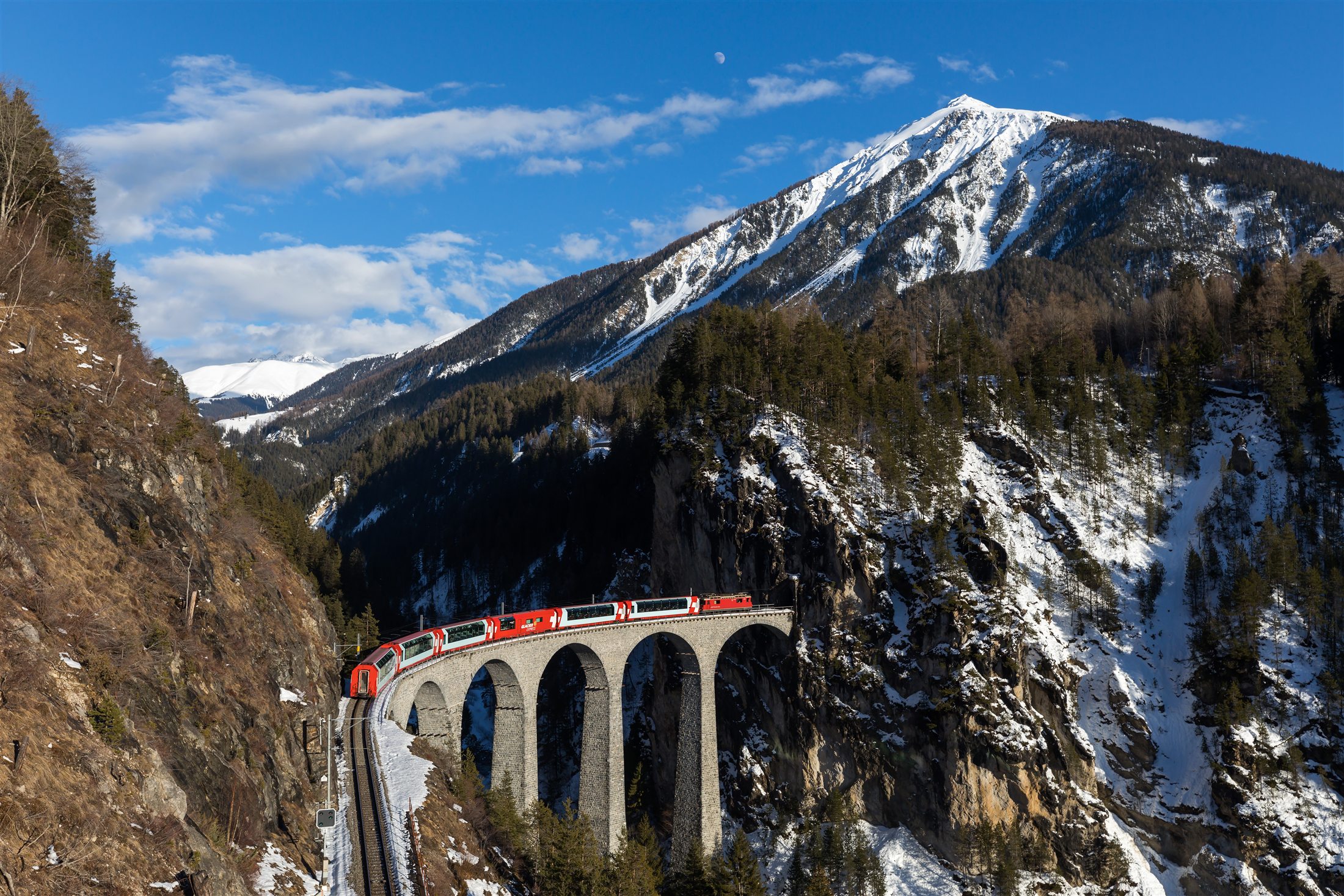 Glacier Express atravessando os Alpes suíços de Zermatt a St. Moritz em um dia inteiro de viagem panorâmica