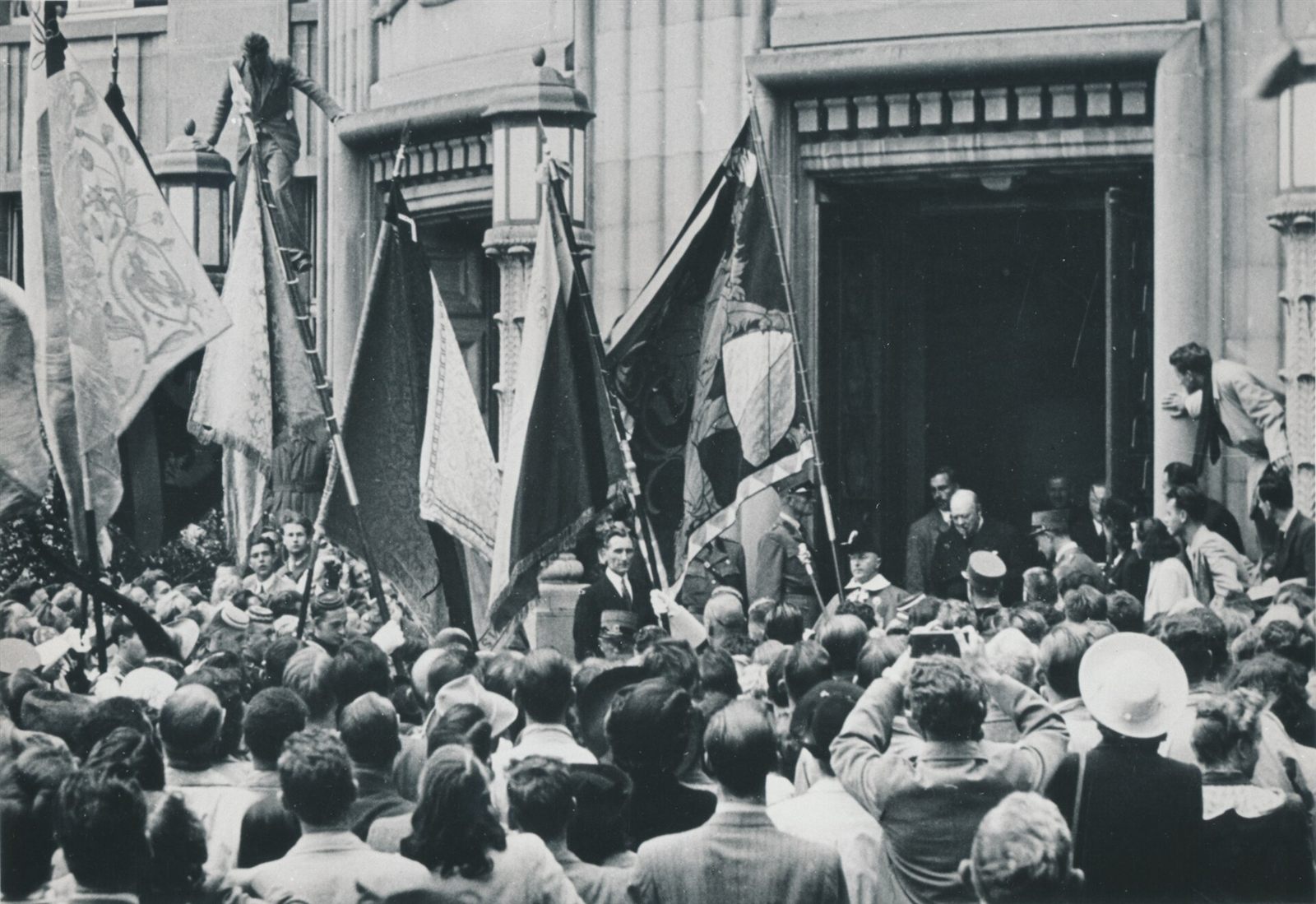 A visita de Winston Churchill a Zurique em setembro de 1946: bandeiras e multidão diante da Universidade, onde ele fez a célebre fala «Let Europe Arise». O discurso foi no auditório da Universidade, não a bordo do trem.