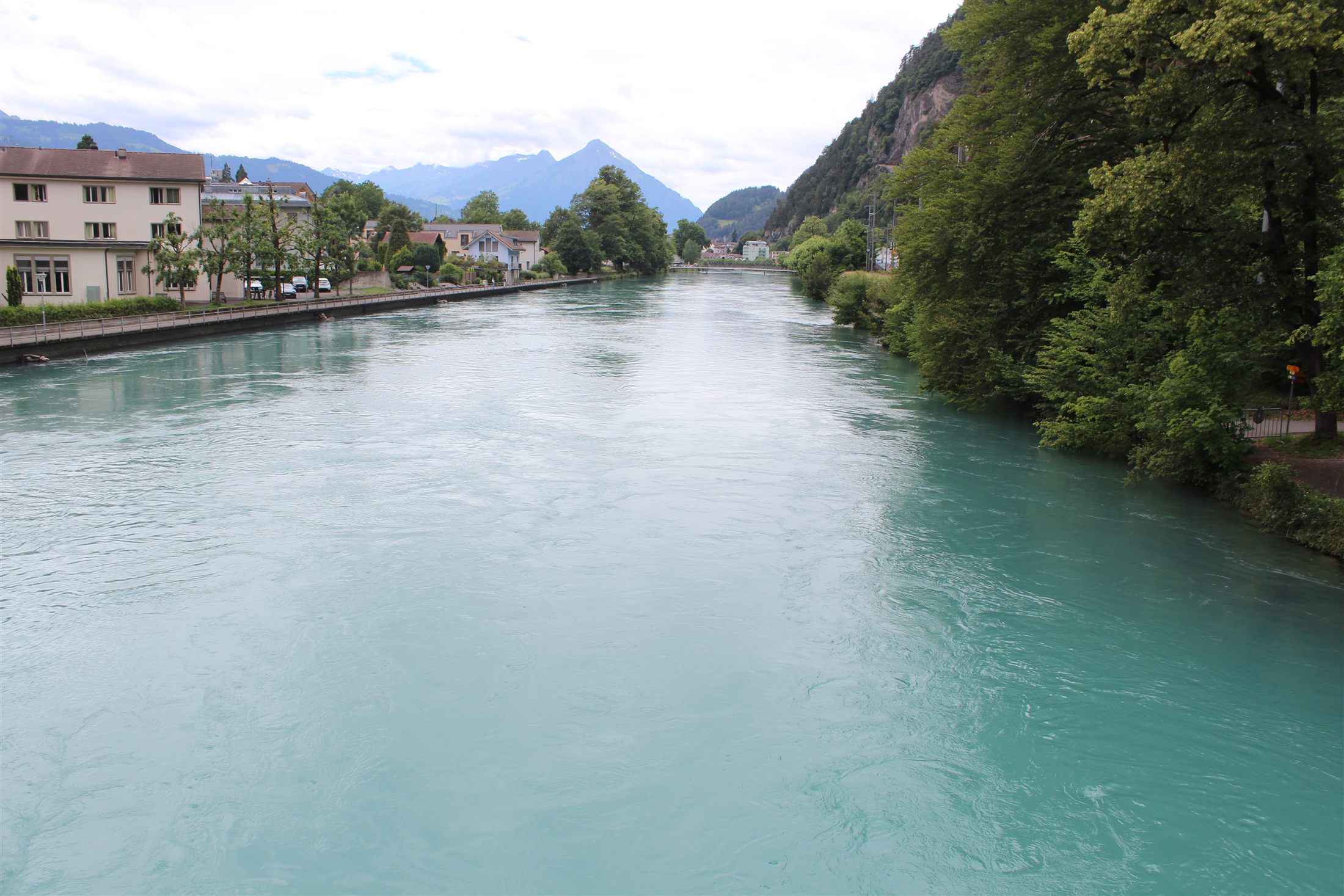 Rio Aare turquesa atravessando Interlaken, com os Alpes ao fundo