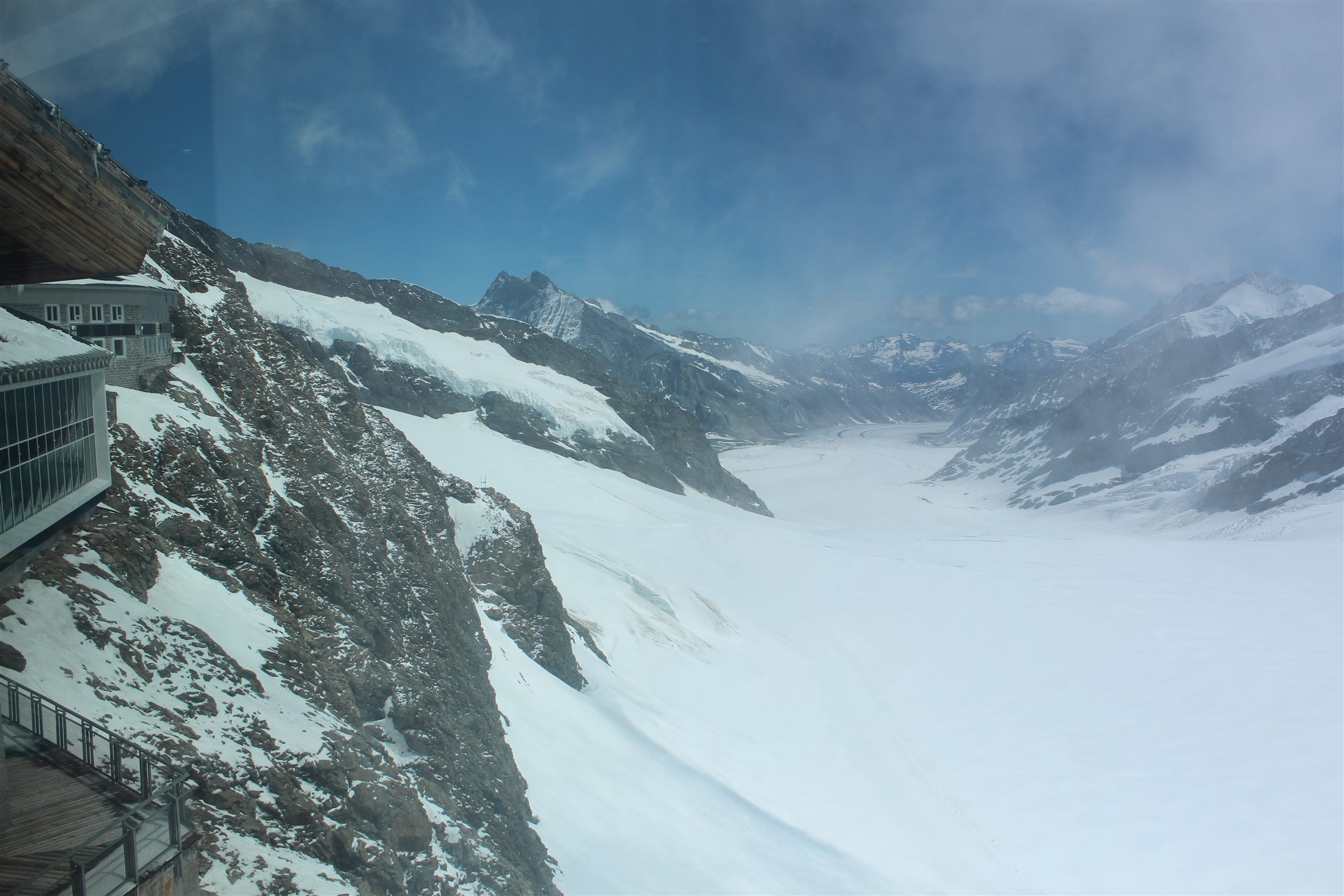 Observatório Sphinx do Jungfraujoch acima da geleira de Aletsch