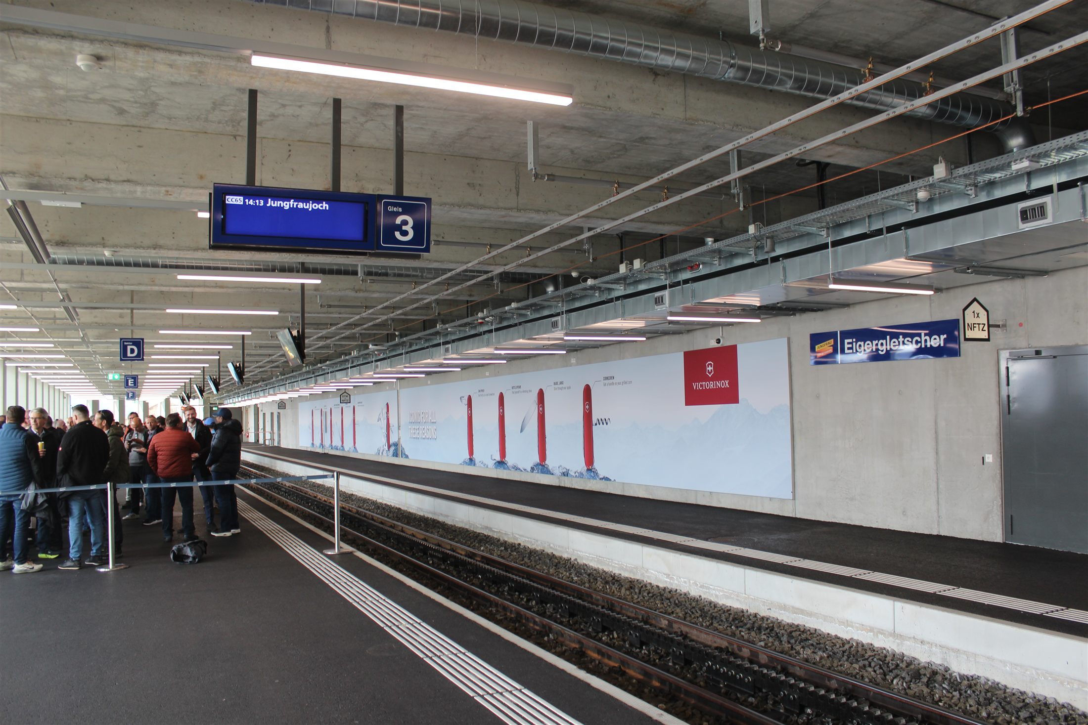 Trem vermelho de cremalheira da Jungfraubahn na estação de Eigergletscher