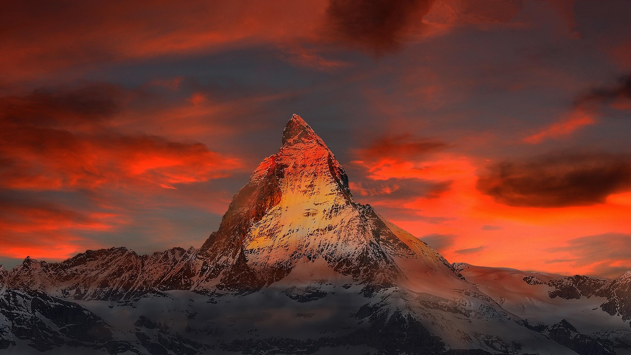 Alpenglow no Matterhorn, luz rosada do nascer do sol tingindo a face leste da pirâmide de 4.478 metros no Valais suíço