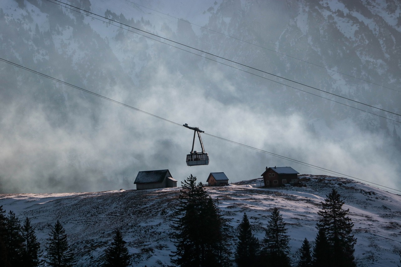 Teleférico nos Alpes suíços a caminho das altitudes glaciares acima de Zermatt
