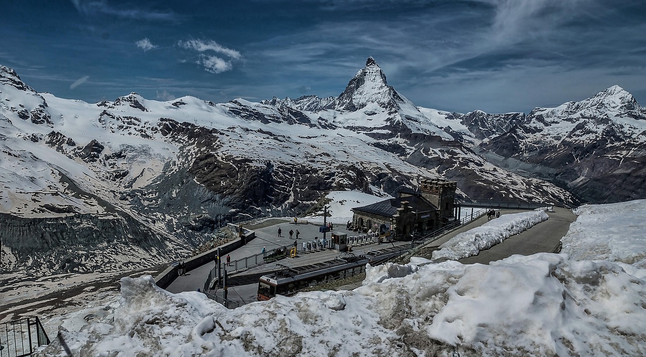 Mirante do Gornergrat com a estação de cremalheira e o Matterhorn ao fundo, acima de Zermatt