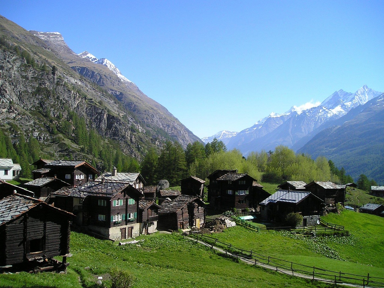 Chalés tradicionais de madeira de Zermatt, no Valais, ponto de partida para experiências de alta montanha