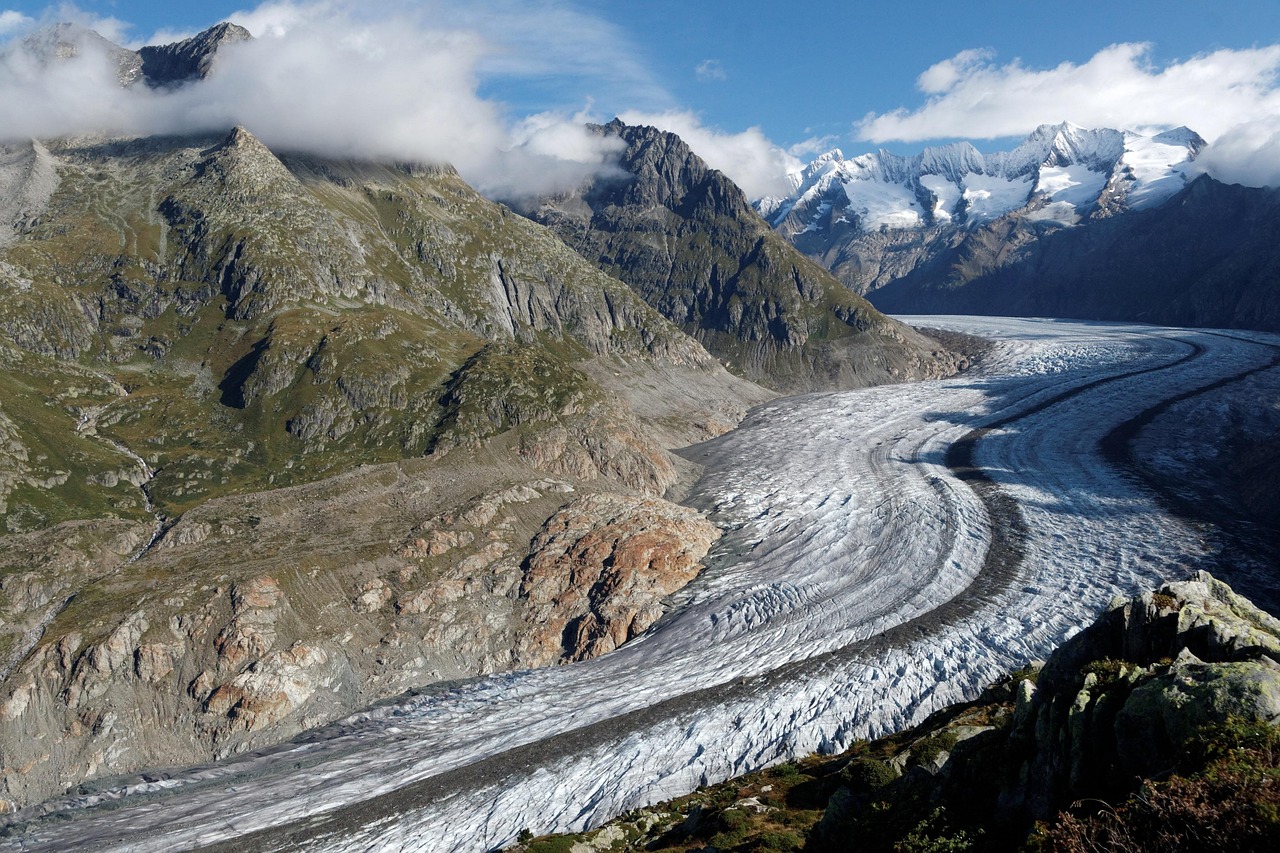 A geleira de Aletsch, a maior dos Alpes, serpenteando entre os cumes da região da Jungfrau, no Oberland bernês
