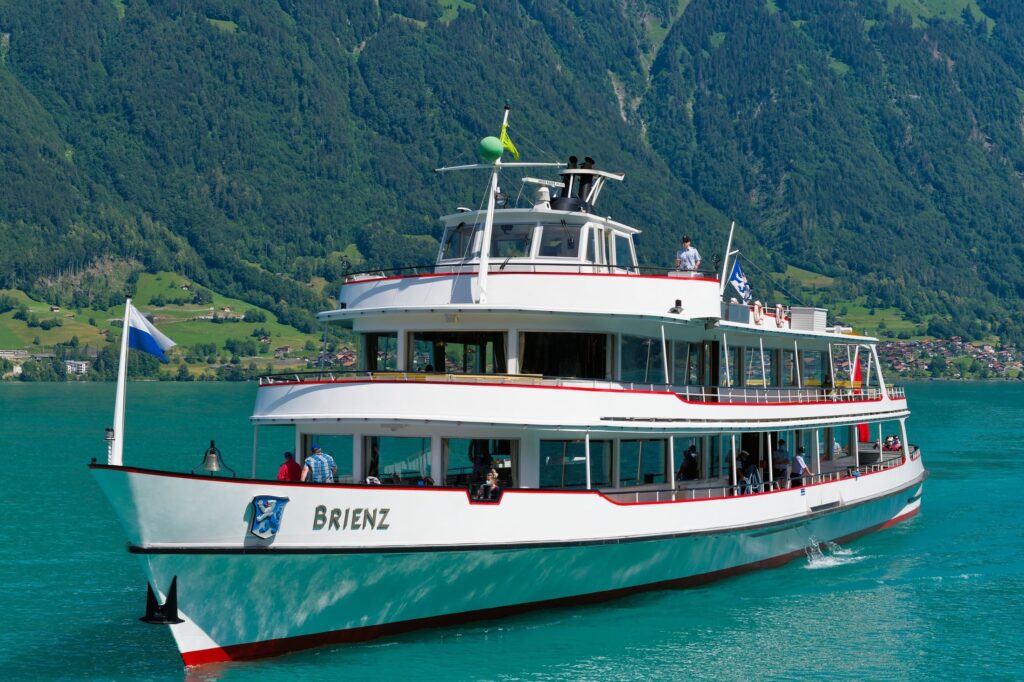 Passeio de barco em um lago alpino suíço