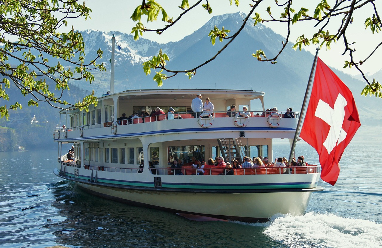 Vapor de roda histórico da SGV navegando no Lago de Lucerna com o Rigi ao fundo emergindo da névoa matinal, Suíça